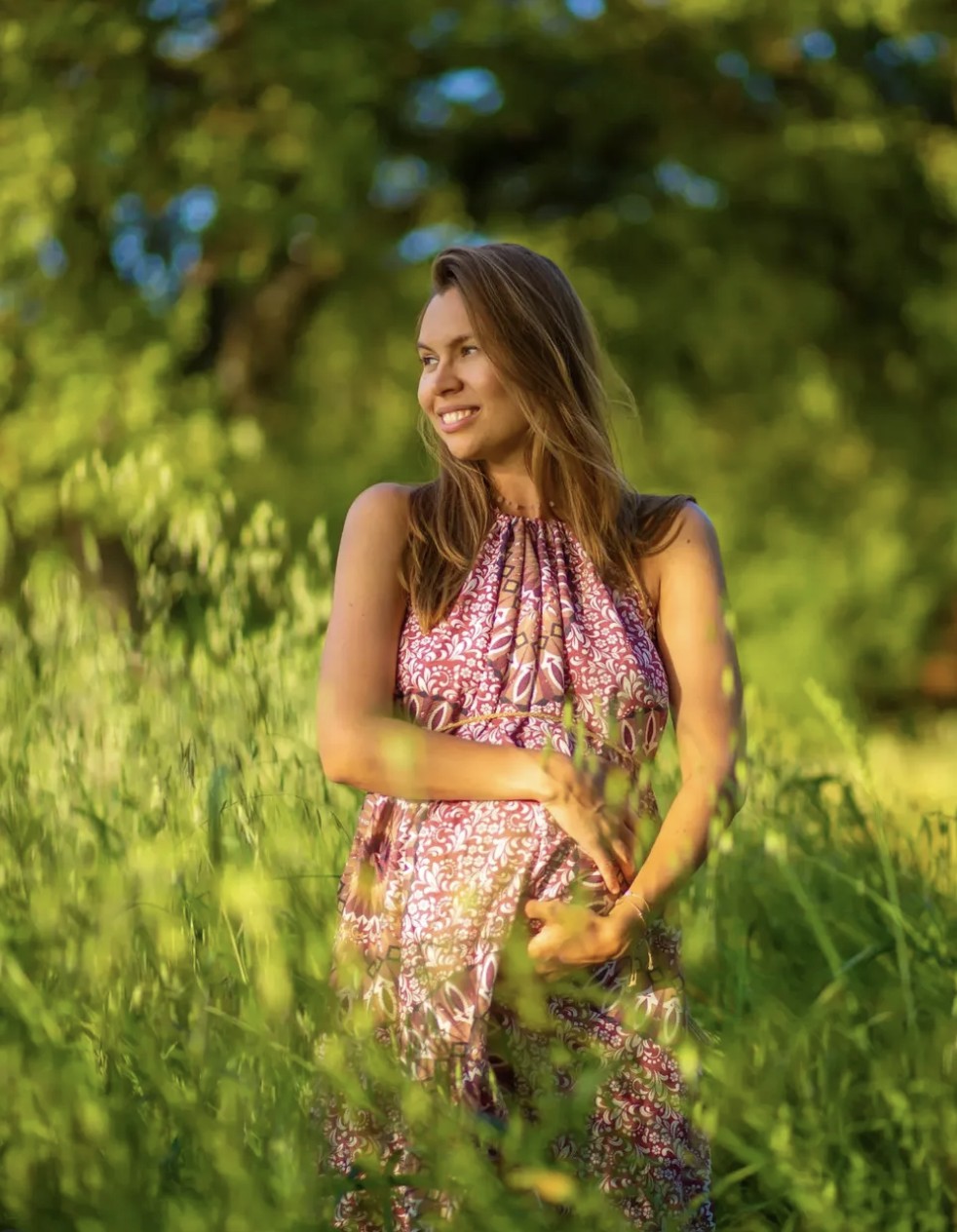 Portrait d'une femme enceinte en extérieur, golden hour, Turquie