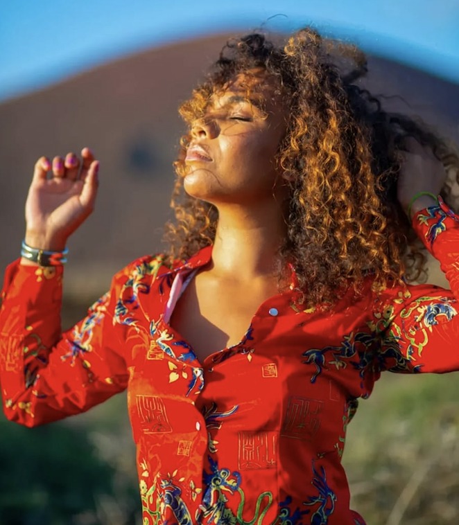 Portrait d'un mannequin, yeux fermés face au soleil, Fuerteventura
