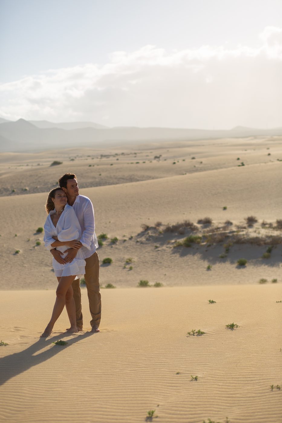 Couple enlacé dans les dunes