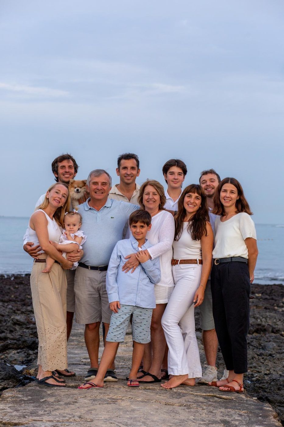 Portrait de famille sur trois générations au bord de la mer