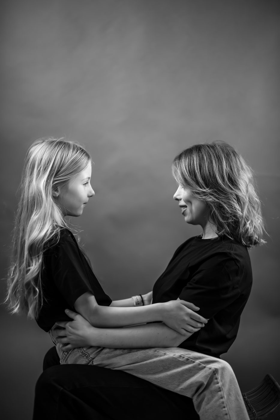 Mère et fille face à face, portrait noir et blanc