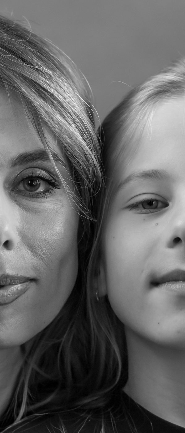 Portrait mère et fille en noir et blanc, studio
