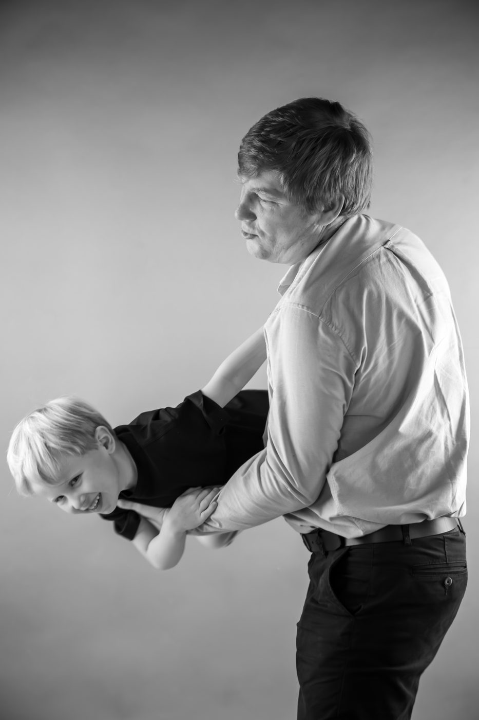 Père jouant avec son fils, séance famille en studio