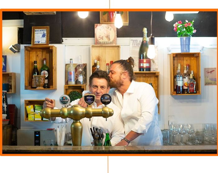 Portrait de deux barmen souriants, brasserie Chez Ninou, Montpellier